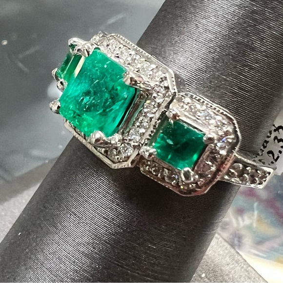 14k White Gold Diamond & Emerald Ring - Picture 6 of 9
